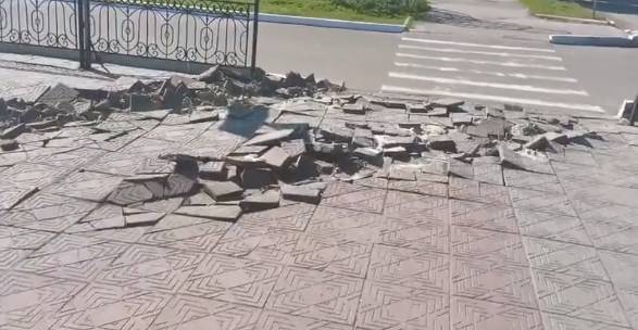 "Ноги Ленина ушли, а проблемы появились": в Лисичанске при демонтаже памятника разбили плитку на площади (видео)