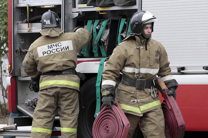 Детей эвакуировали из горящей квартиры на юге Москвы
