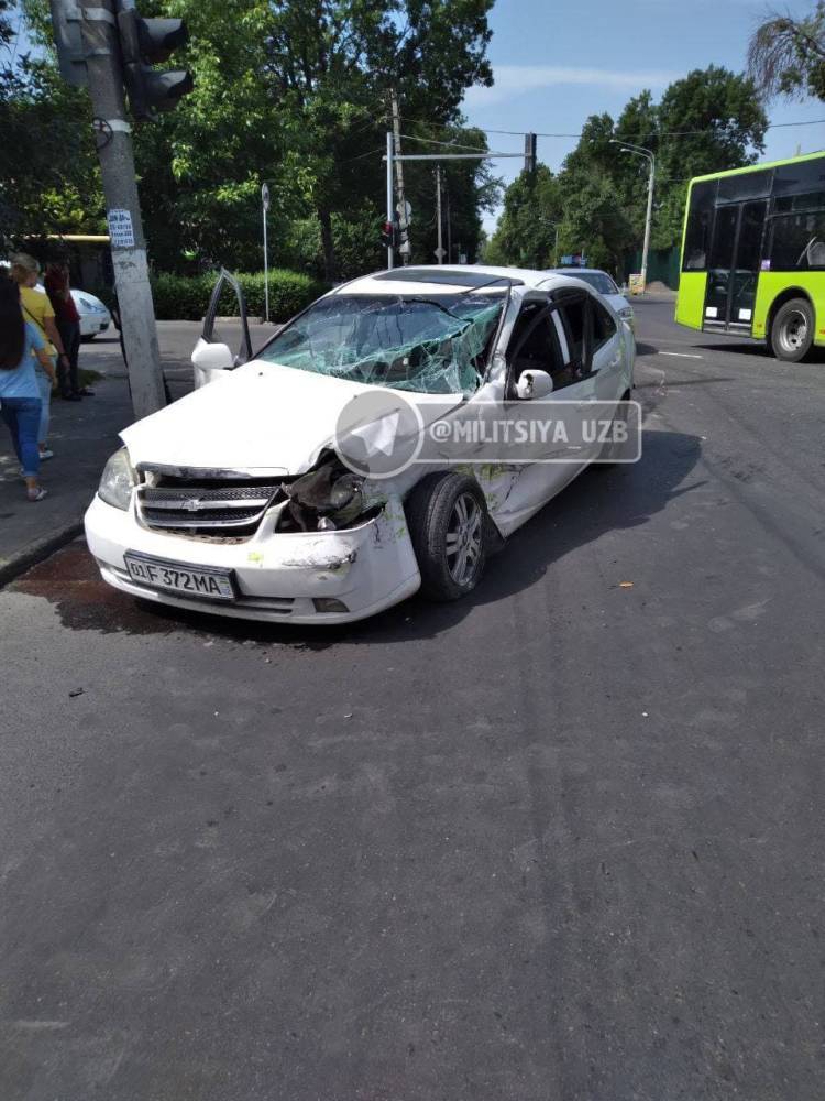 В Ташкенте опять произошло ДТП с участием автобуса. Его водитель проехал на красный свет и врезался в легковушку