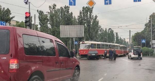 В Киеве легковушка врезалась в трамвай, движение на Соломенке парализовано (ФОТО)