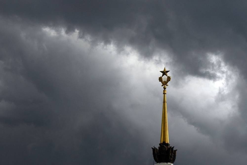 Синоптики предупредили о грозе и сильном ветре в Москве