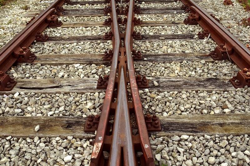 В Тюмени ночью грузовой поезд насмерть сбил женщину