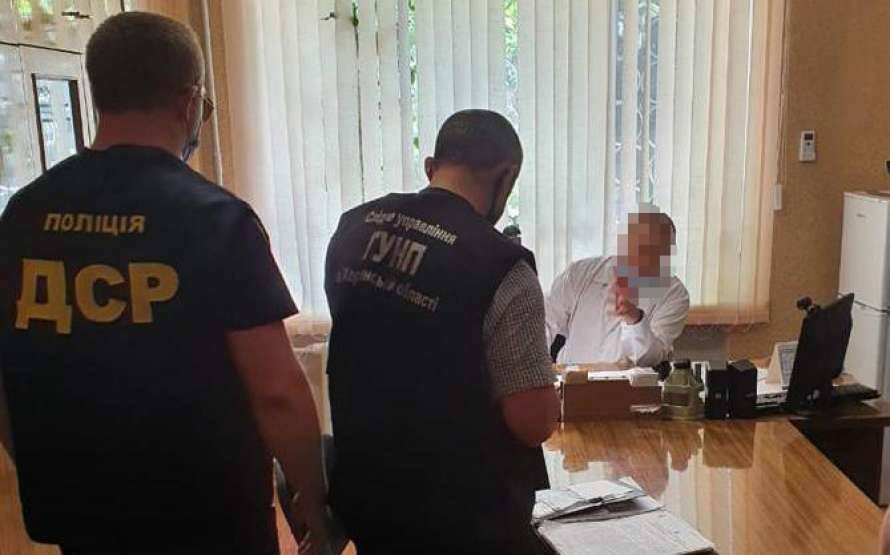 На Херсонщине полиция поймала на крупной взятке медицинского чиновника