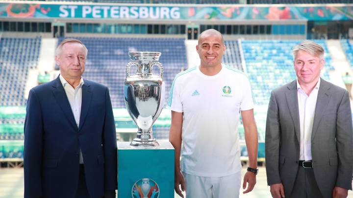 В Санкт-Петербург привезли кубок чемпионата Европы по футболу