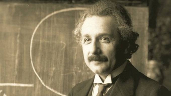 Автограф Эйнштейна продали на аукционе в Петербурге за 500 тысяч рублей