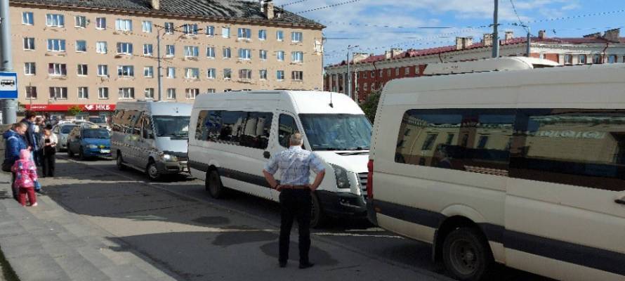 "Бомбилы оккупировали остановку в Петрозаводске – люди выбегают на дорогу"