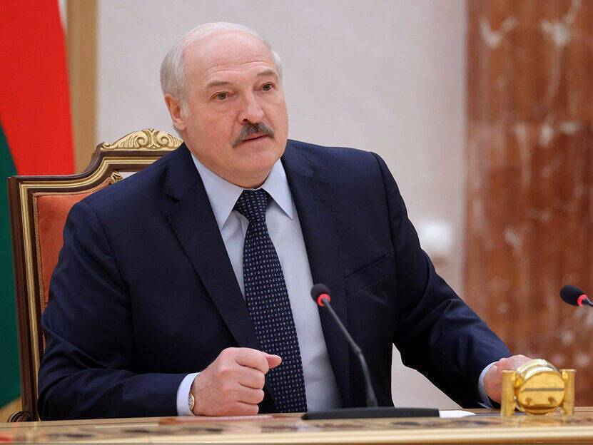 "Люди просят: помогите!" Лукашенко заявил, что Беларусь откроет на границе пункты вакцинации "Спутником V" для граждан Украины, Польши и Литвы