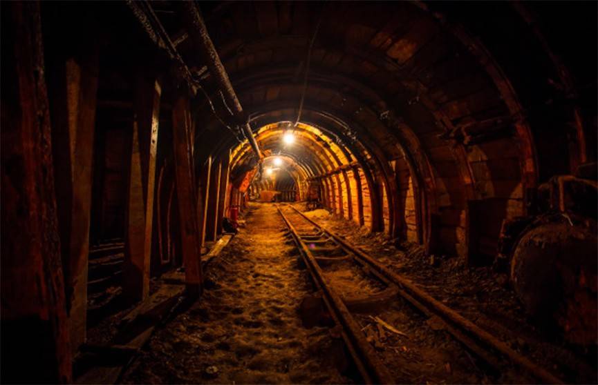 Шесть шахтеров оказались под завалом после обрушения шахты в Китае