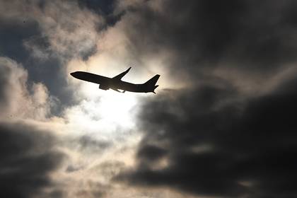 Пассажирский самолет совершил экстренную посадку в Москве из-за неисправности
