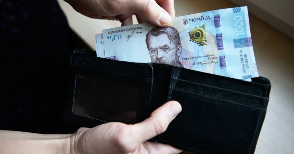 В Госстате отрапортовали, что за год средняя зарплата украинцев "повысилась" на 30%