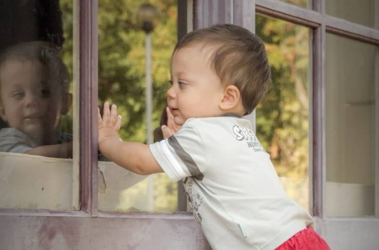 Двухлетний ребенок выпал из окна в Липецке