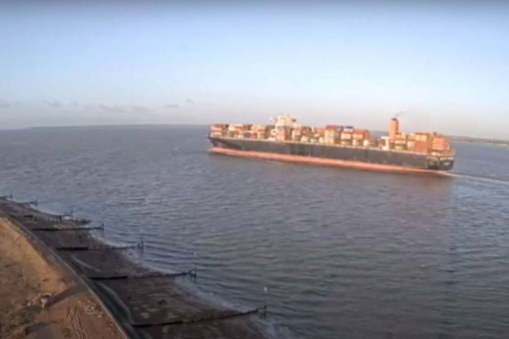 Севший на мель контейнеровоз едва не заблокировал Суэцкий канал