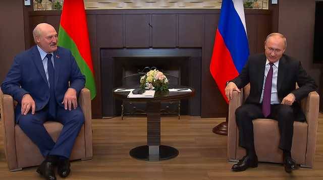 Путин встретился с Лукашенко в Сочи и назвал ситуацию вокруг Беларуси "всплеском эмоций"