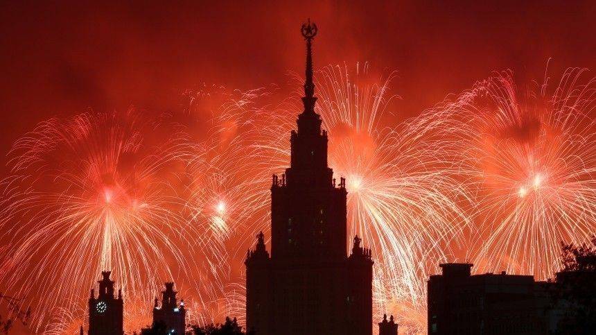 Прямая трансляция праздничного салюта в Москве в честь Дня пограничника