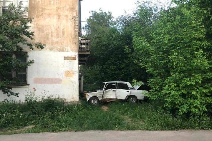 В Твери водитель въехал в стену жилого дома