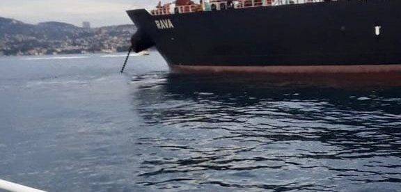 Авария на танкере привела к остановке движения пролива Босфор