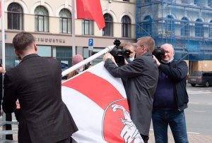 Американский дипломат срывал флаг Белоруссии в Риге