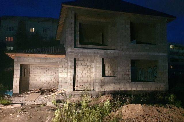 11-летний мальчик провалился в дыру в недостроенном доме в Хабаровске