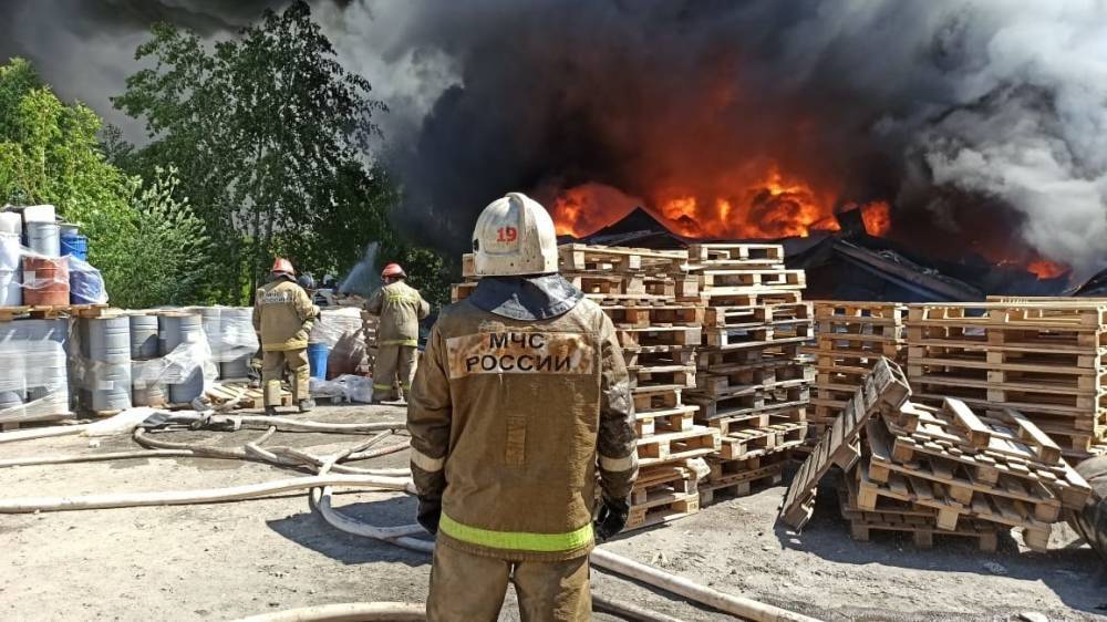 В Екатеринбурге сильный пожар бушует на улице Фронтовых бригад: горит мусор и ангар