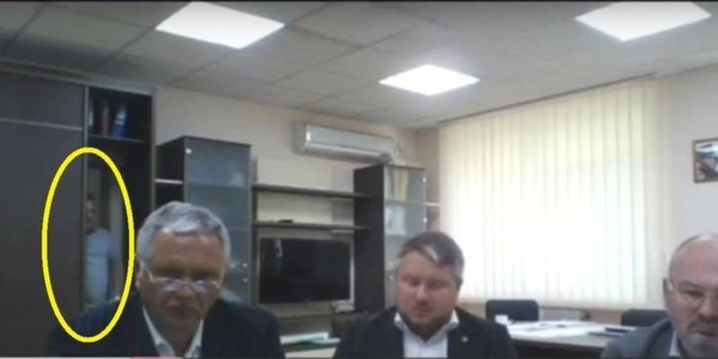 В Крыму чиновник во время онлайн совещания зашел в комнату через шкаф, видео, в сети смеются - ТЕЛЕГРАФ