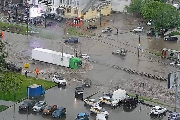Начавшийся в Москве дождь затопил участок Боровского шоссе