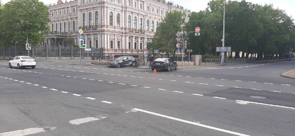 В Петербурге автомобиль едва не свалился в подземку