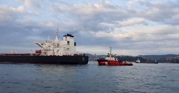В проливе Босфор останавливали движение из-за аварии на нефтяном танкере (ФОТО)
