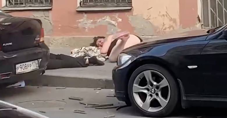 Лайф узнал о состоянии рухнувшей с балкона пары в Петербурге
