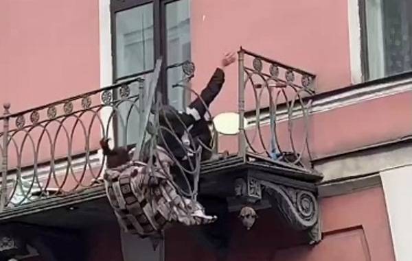 Прокуратура Петербурга начала проверку из-за падения двух человек с балкона