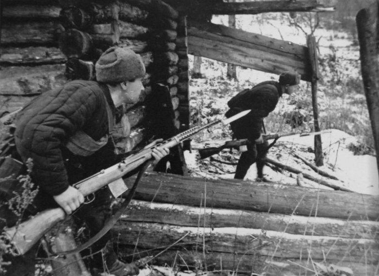 Почему в 1942 году советские красноармейцы сменили шинели на ватники