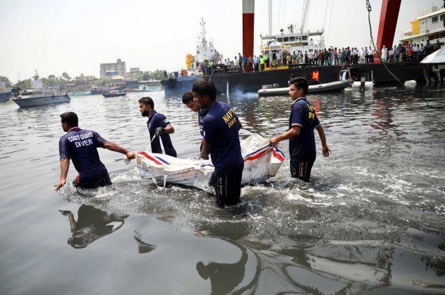В Бангладеш при столкновении лодки с баржей погибли 25 человек