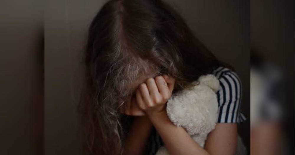 «Навіть не зрозуміла, що з нею робили»: вітчим ґвалтував 9-річну дівчинку, приховуючи це півтора року