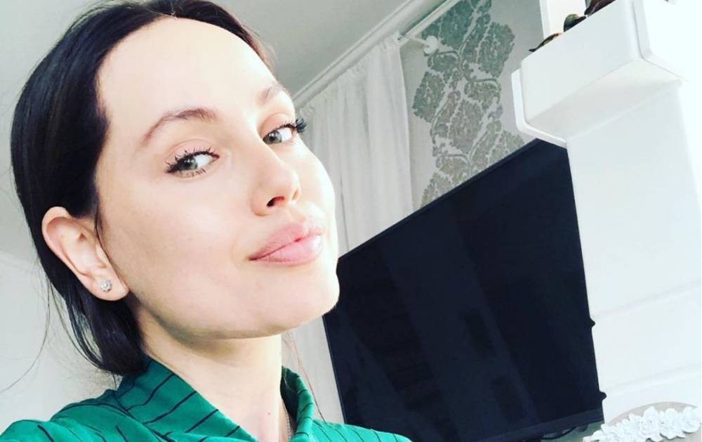 Украинская Анджелина Джоли в ванной подразнила аппетитным лакомством: "Когда закончился пост"