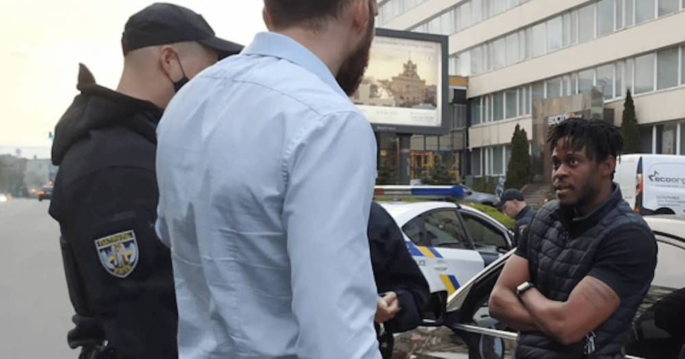 Иностранный футболист в центре Киева нарушал ПДД и делал вид, что не знает украинского (видео)