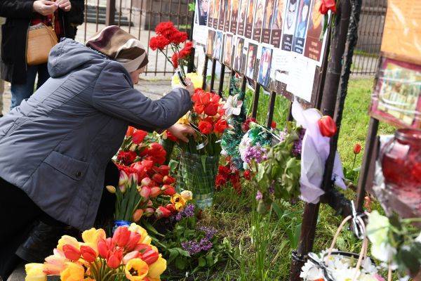 Тысячи цветов у Дома профсоюзов — это кошмар украинской власти — фоторепортаж