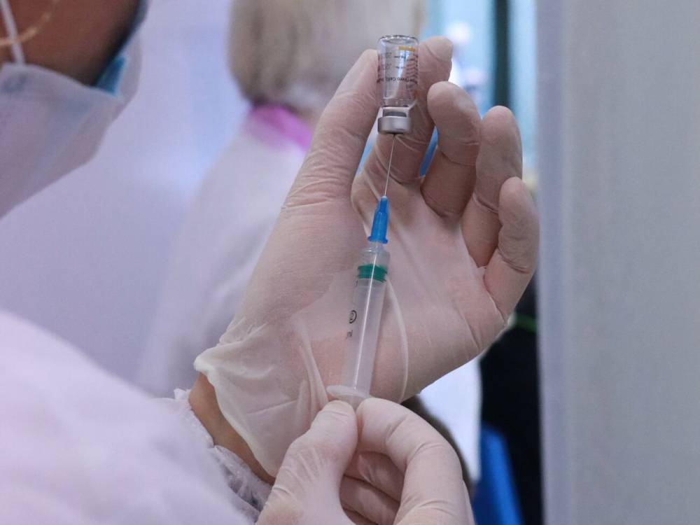 Стало известно, сколько людей привили центры вакцинации в Киеве и Львове в первый день работы
