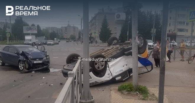 Соцсети: в Казани произошло ДТП — один автомобиль перевернулся
