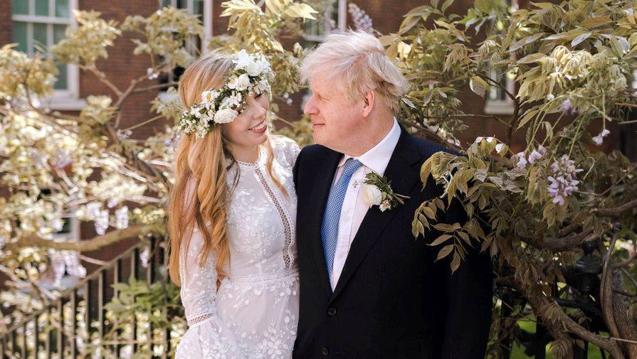 Борис Джонсон и его жена показали фото с тайной свадьбы