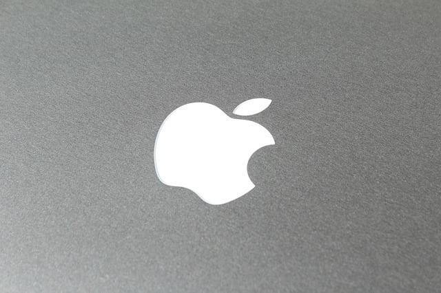 Apple откладывает запуск платной подписки на подкасты и мира