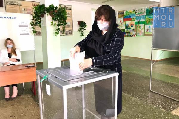 Луиза Алиханова посетила избирательный участок в СОШ №46 Махачкалы