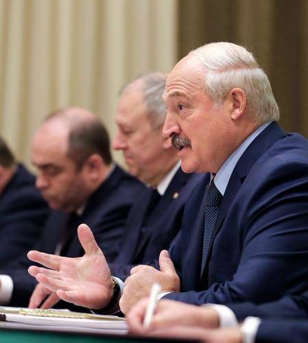 Появилось фото, как Лукашенко купает в Черном море после встречи с Путиным