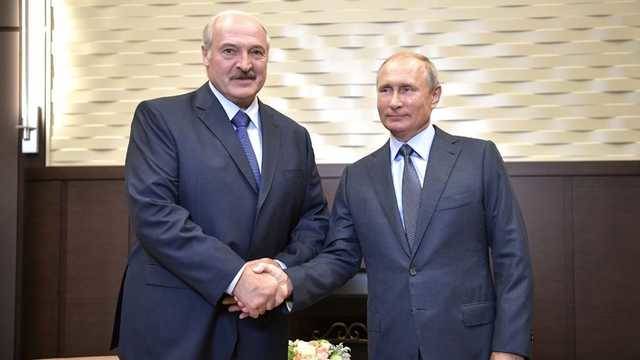 Лукашенко искупался в море после приглашения Путина