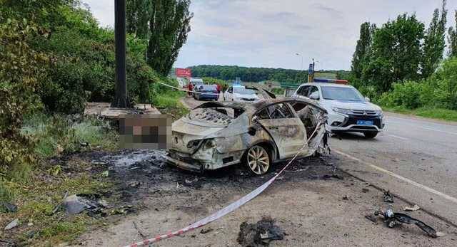 В Харькове автомобиль "Volkswagen" "влетел" в рекламный щит: машина загорелась, водитель погиб на месте