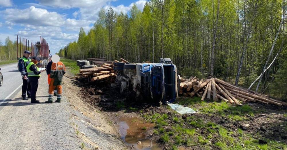 В Карелии внедорожник попал под лесовоз, два человека погибли