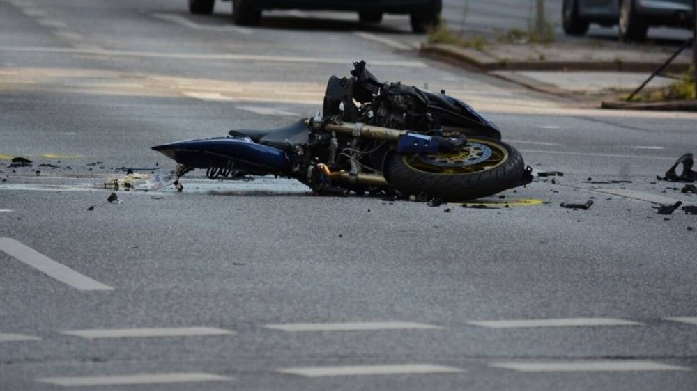 Мотоциклист без шлема погиб после столкновения со столбом в Саратовской области