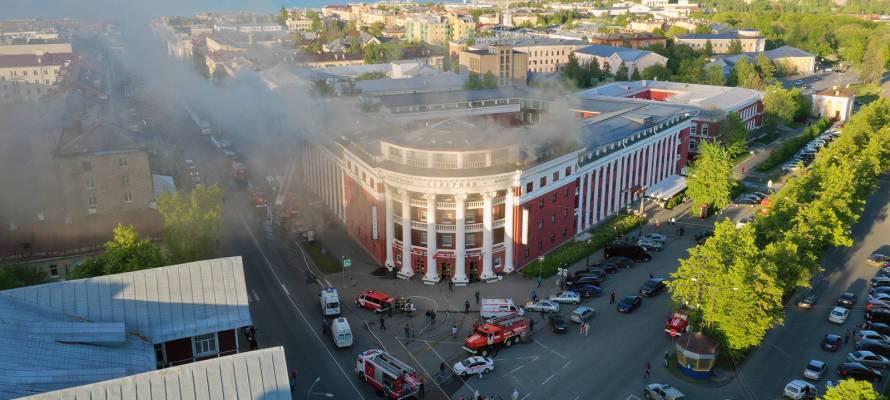 Фотограф Карелии показал пожар в гостинице "Северная" с высоты птичьего полета (ФОТО и ВИДЕО)
