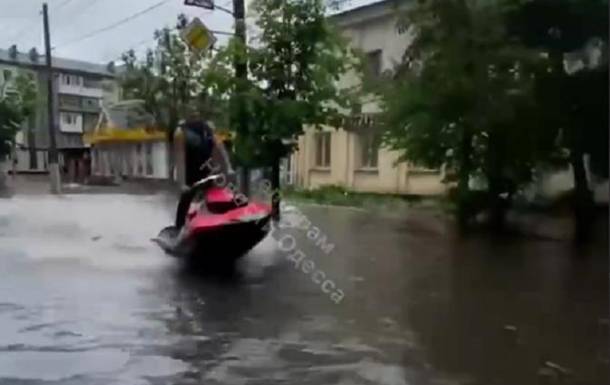 По затопленным улицам Житомира плавали на скутерах, видео