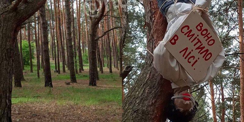 В лесу Киевской области повесили чучело мертвого человека с табличкой он мусорил в лесу - Фото - ТЕЛЕГРАФ