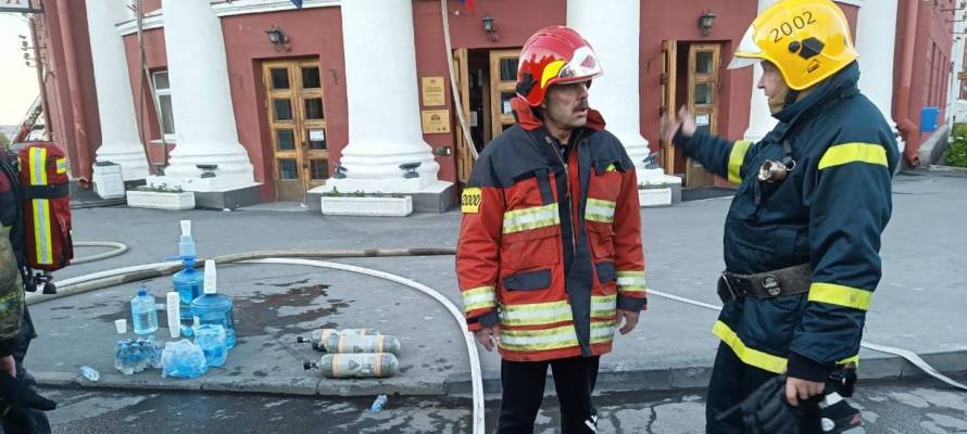 «Здесь видно, как тяжело парням»: мэр Петрозаводска побывал на пожаре в гостинице «Северная» (ФОТО)