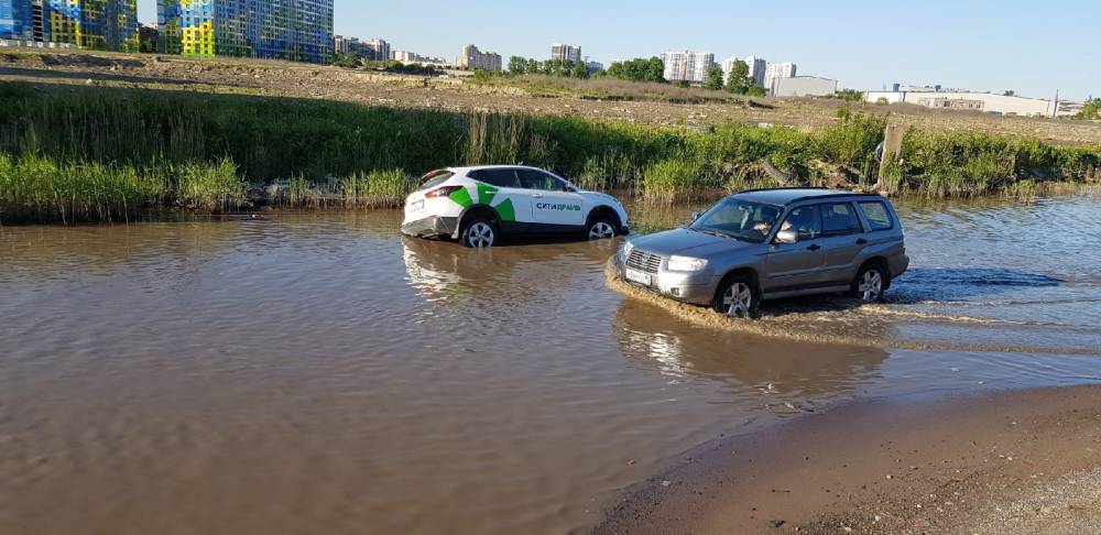Переплывают не все: на одной из улиц Санкт-Петербурга утонул каршеринг — фото и видео